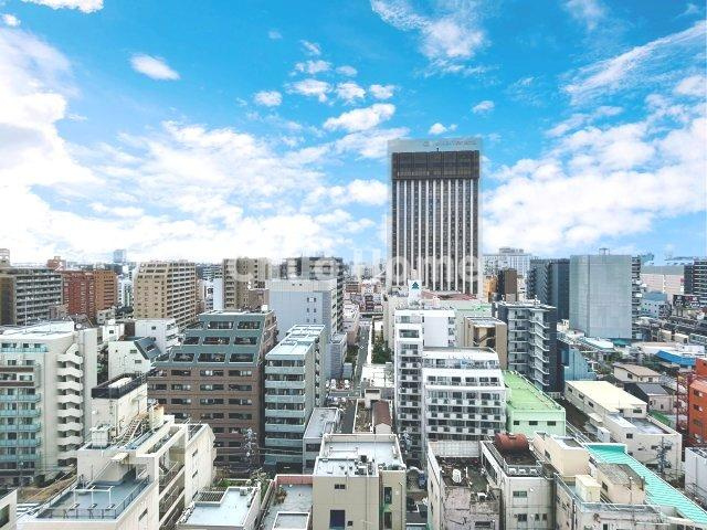 浅草タワーの展望|手を伸ばせば、ふれることが出来そうな環境が、そのままインテリアになったような印象です。その豊かな眺望にふさわしい空間には、通風・採光にも優れ、心地よい光と風があふれています