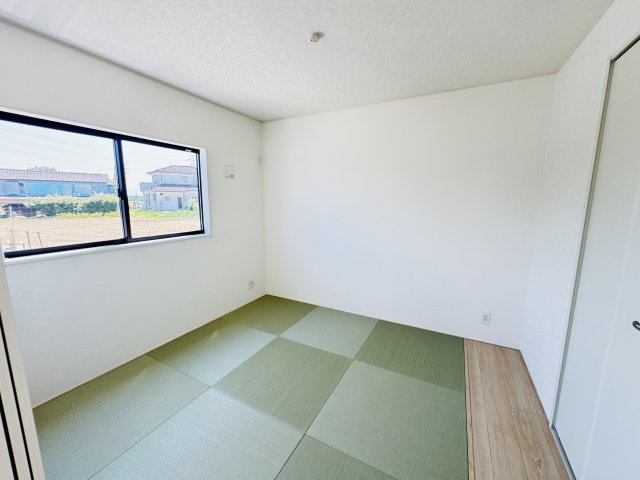 新築　伊勢崎市境米岡第3　クレイドルガーデン　１号棟の和室|現地写真　リビング隣の和室はお子様の遊び部屋としてもちょうどいいですね♪							
