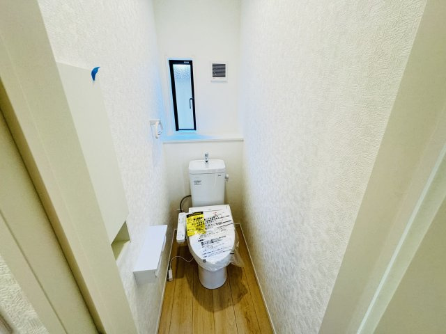新築　伊勢崎市境米岡第3　クレイドルガーデン　１号棟のトイレ|現地写真　節水タイプのウォシュレット付きトイレ、水道料節約に一役買います！							
