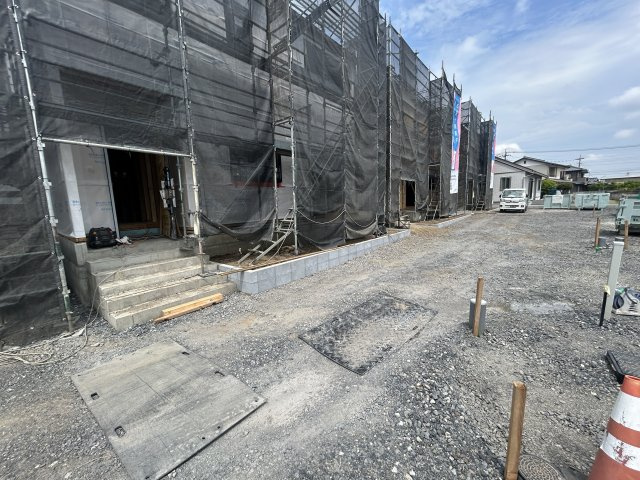 新築　伊勢崎市境米岡第3　クレイドルガーデン　１号棟の駐車場|現地写真　西側接道幅員約4ｍ	