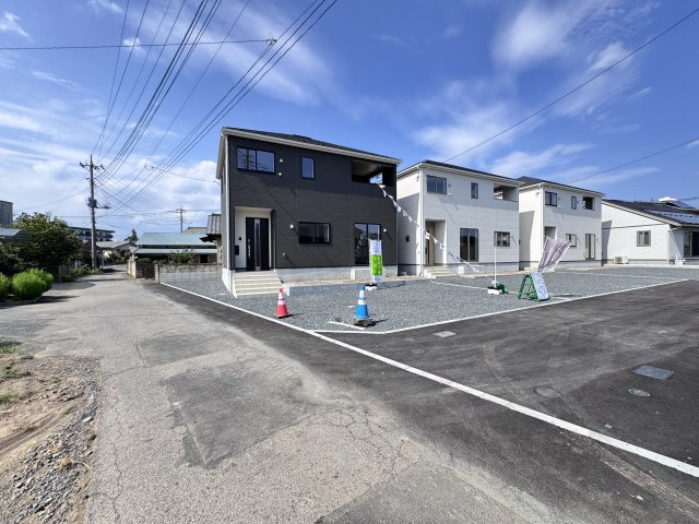 新築　伊勢崎市境米岡第3　クレイドルガーデン　１号棟の前面道路含む現地写真|現地写真　西側接道幅員約4ｍ	