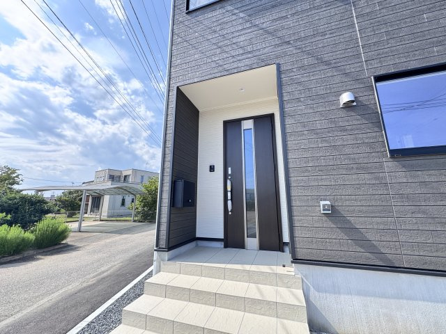 新築　伊勢崎市境米岡第3　クレイドルガーデン　１号棟の玄関|現地写真　TVモニター付きドアホンでセキュリティも安心です！
