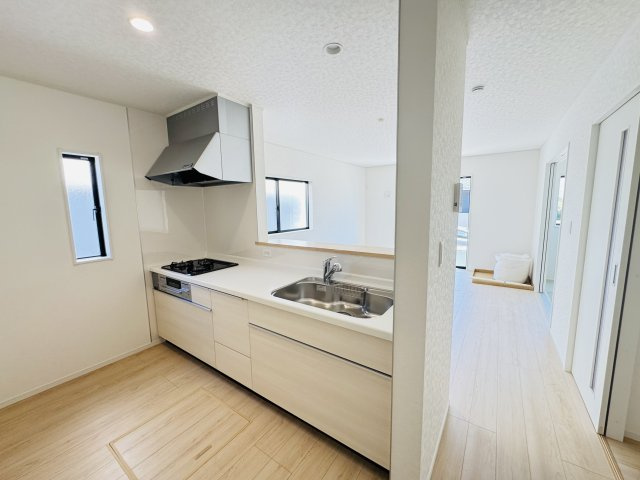 新築　伊勢崎市境米岡第3　クレイドルガーデン　１号棟のキッチン|現地写真　間口2550ｍｍで作業スペースも広々！換気扇も汚れが付きにくくお掃除がし易い設計です♪
