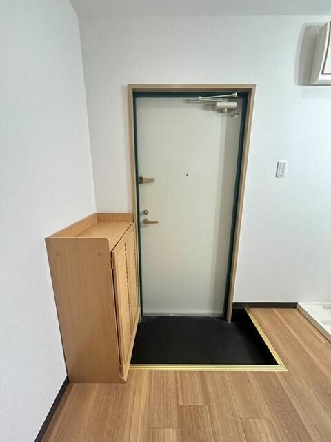 虹信ビルの玄関