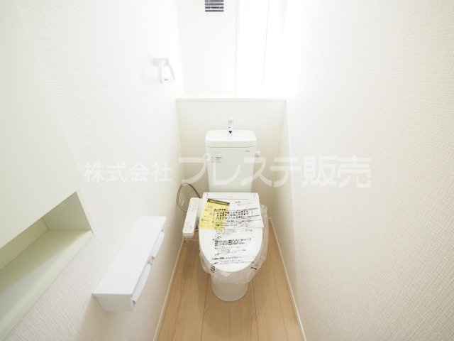 奈良市中山町の新築一戸建のトイレ|現地写真（１号地２階トイレ）温水洗浄便座を標準装備！