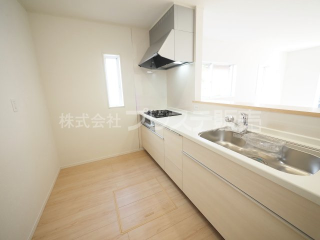 奈良市中山町の新築一戸建のキッチン|現地写真（１号地キッチン）人気の対面キッチン♪
