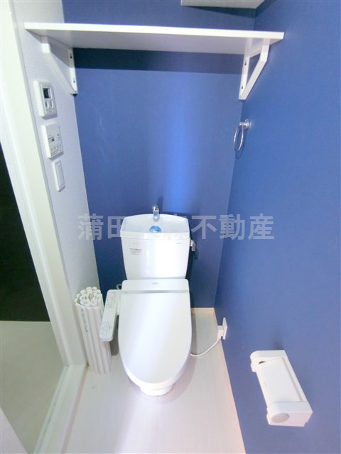 グラシア蒲田のトイレ|棚と温水暖房便座付トイレ