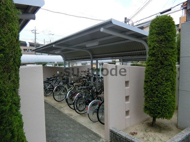 プランドール南茨木の駐車場