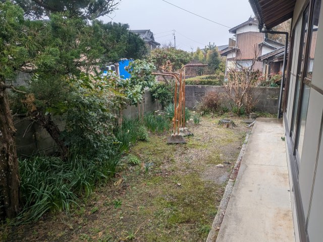 駐車3台以上可能！大型車も入りやすい南向き平家住宅の庭