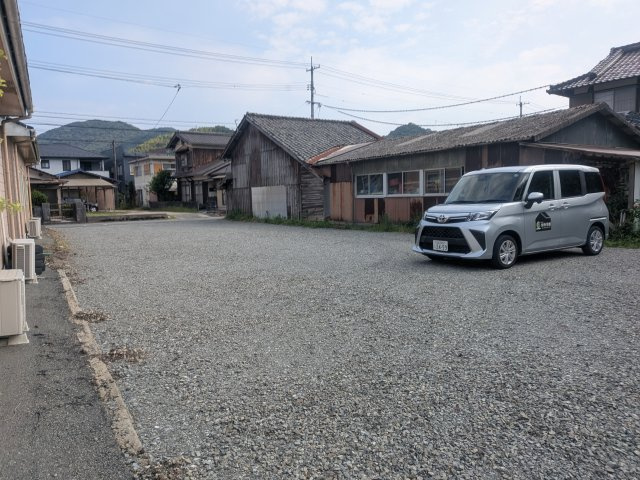 駐車3台以上可能！大型車も入りやすい南向き平家住宅の駐車場