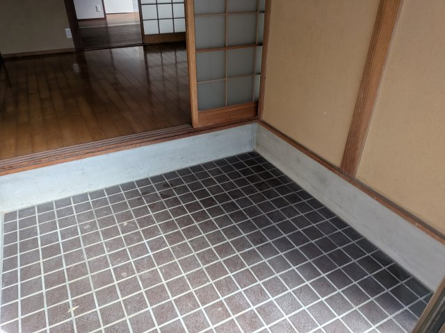 三の宮2丁目貸家（東）の玄関