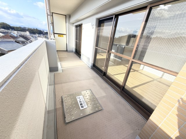 【バルコニー】 | 【新規リノベ】イーストヒルズ矢野 | 広びろ3面バルコニー。奥行きもしっかりあり、やわらかな陽射し、心地よい風、一歩外へ出て開放感を味わえる空間です。