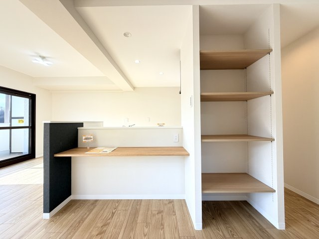 【設備】 | 【新規リノベ】イーストヒルズ矢野 | キッチンの反対側に作ったスタディカウンター。子どもさんの宿題はここで完結できます！