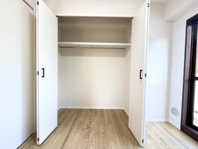 【収納】 | 【新規リノベ】イーストヒルズ矢野 | 各居室のクローゼットは大型のものもあり、収納力はしっかりしています。