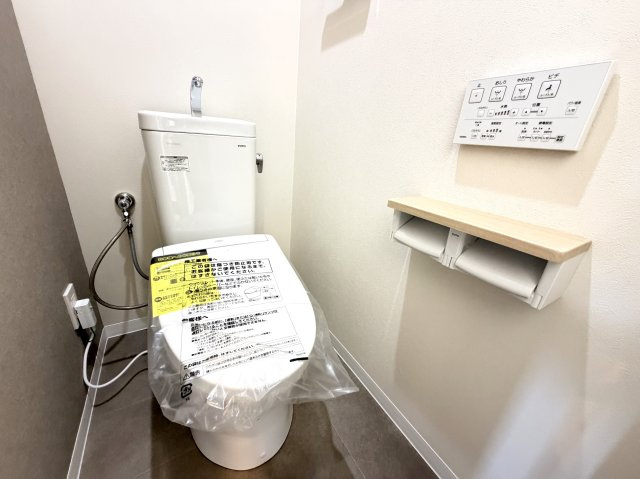【トイレ】 | 【新規リノベ】イーストヒルズ矢野 | ウォッシュレットや暖房便座機能のあるトイレです。