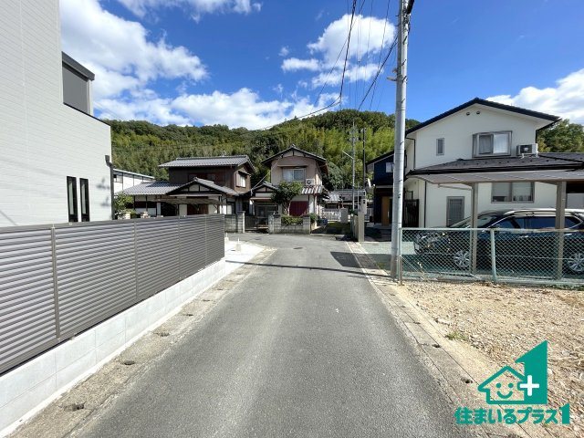 ★17(土)18(日)現地見学可能！★南丹市園部町美園町　第2期　新築一戸建ての前面道路含む現地写真|周辺は閑静な住宅街！前面道路広々で車の出し入れも便利です。駐車が苦手な方でも安心して車庫入れできます！