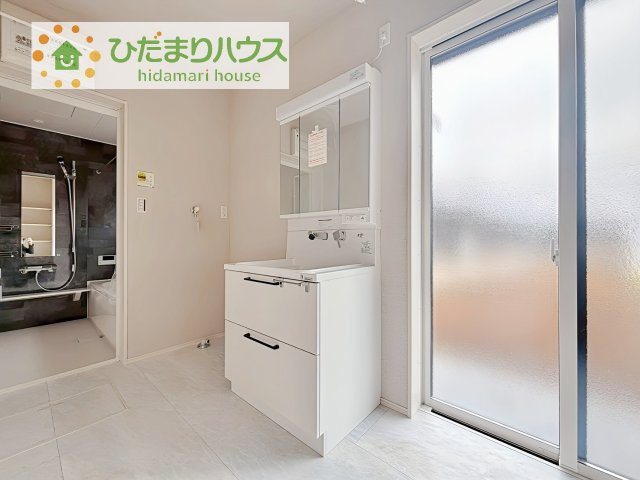 【独立洗面台】 | 阿見町荒川本郷第2期　新築戸建　4号棟 | 三面鏡の大きな鏡は憧れます(^^♪
鏡の後ろは収納となっていて、細かいものでも収納できるのでスッキリと整理できます！