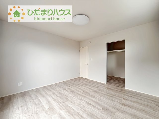 【寝室】 | 阿見町荒川本郷第2期　新築戸建　4号棟 | 大きなベッドを置いても余裕の広さの主寝室♪