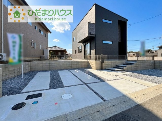 【駐車場】 | 阿見町荒川本郷第2期　新築戸建　4号棟 | ゆったりとしたカースペースで、ファミリーカーや軽自動車もラクラク駐車出来ますね♪