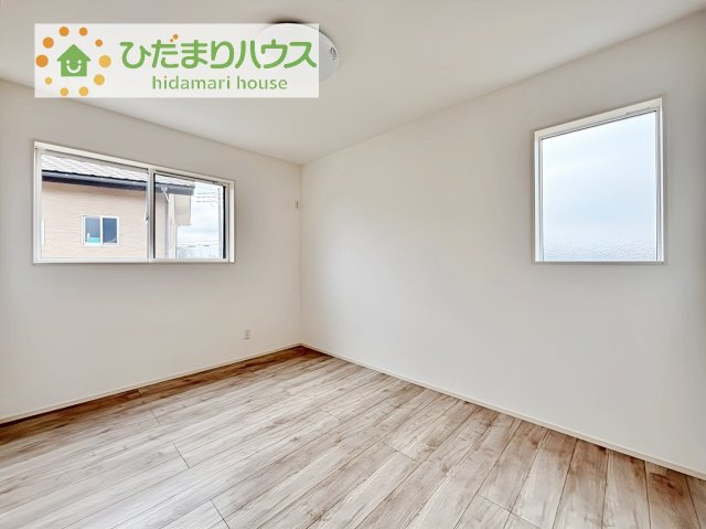 【洋室】 | 阿見町荒川本郷第2期　新築戸建　4号棟 | 窓が多く、明るい空間を演出してくれます(*^^*)