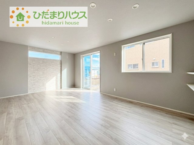 【居間・リビング】 | 阿見町荒川本郷第2期　新築戸建　4号棟 | 南に面した大きな窓から差し込む光で日中は電気いらず♪