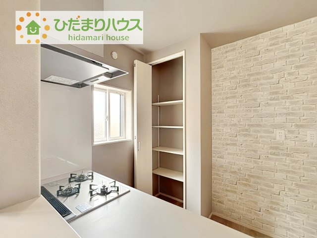 【キッチン】 | 阿見町荒川本郷第2期　新築戸建　4号棟 | 備え付け収納で、スッキリお片付け！