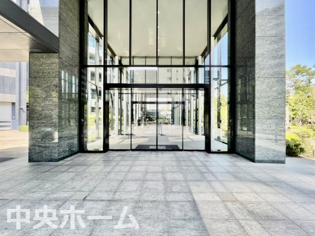 シティタワーズ豊洲ザ・シンボルのエントランス|【エントランス】マンションのエントランスは、その物件の印象を決める、顔とも言える場所です。毎日通る場所ですからきれいなのが一番です。エントランス内はオートロックですので暮らしの安全も確保されています。