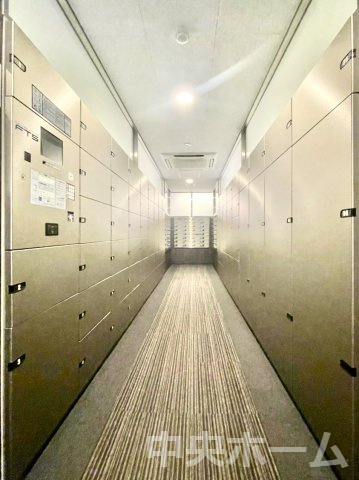 シティタワーズ豊洲ザ・シンボルの設備|【宅配ボックス】在宅時・不在時に関わらず、居住者の代わりに非対面で宅配物を受け取ってくれる便利な設備です。わかりやすくご説明致しますので見学時にはお部屋だけではなく共用部分もぜひチェックしてください。