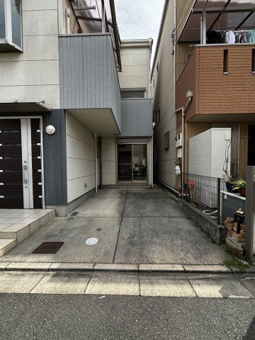 源氏ケ丘24-23中古一戸建ての駐車場|ガレージも広めです！