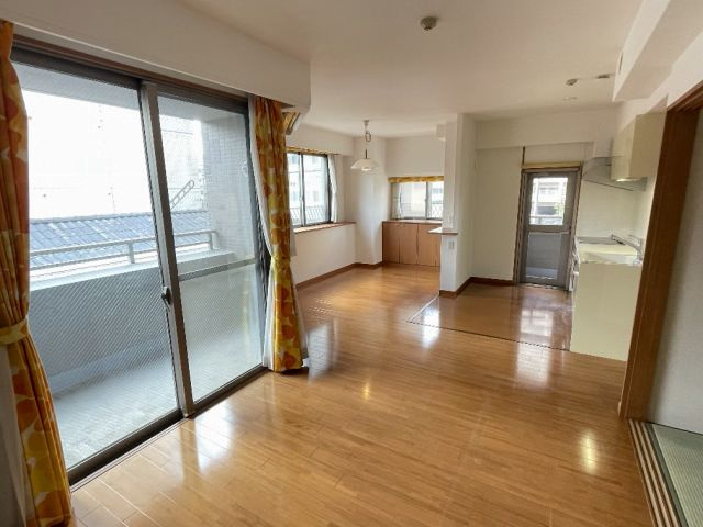 コアマンションネクステージ古城堀端公園の居間・リビング|ハイサッシの採用で明るく開放的なリビング