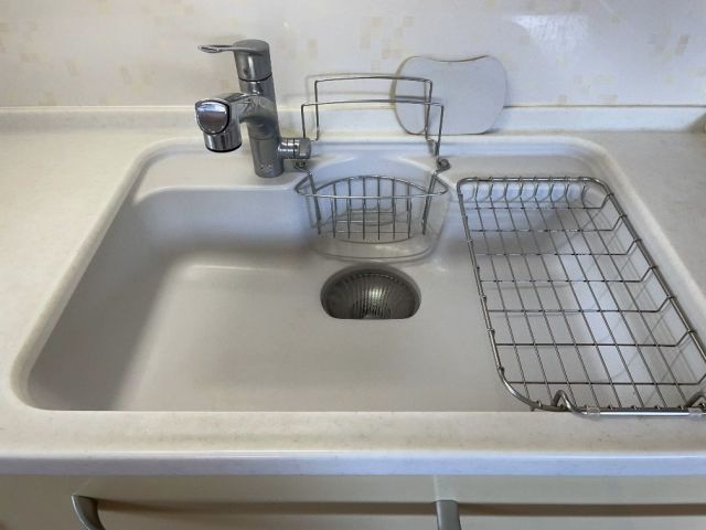 コアマンションネクステージ古城堀端公園のキッチン|人造大理石シンク採用のシステムキッチン