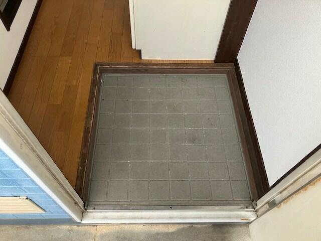 川崎市多摩区長尾１丁目のアパートの玄関
