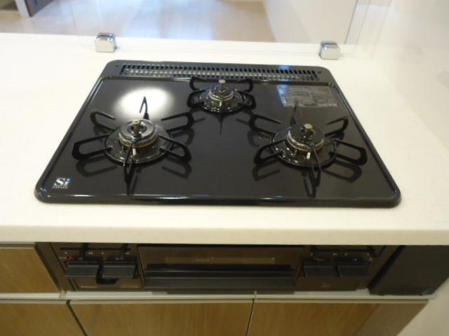 グラース・ドゥ・シエルNのキッチン|３口ガスコンロ