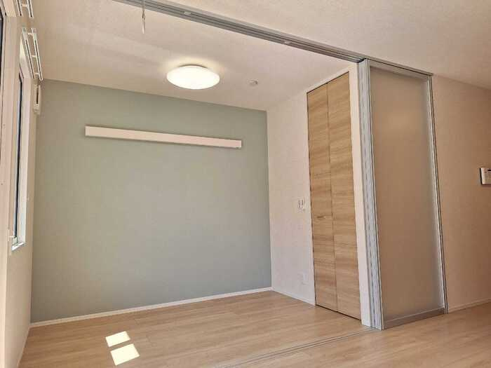 エバーグリーンの洋室