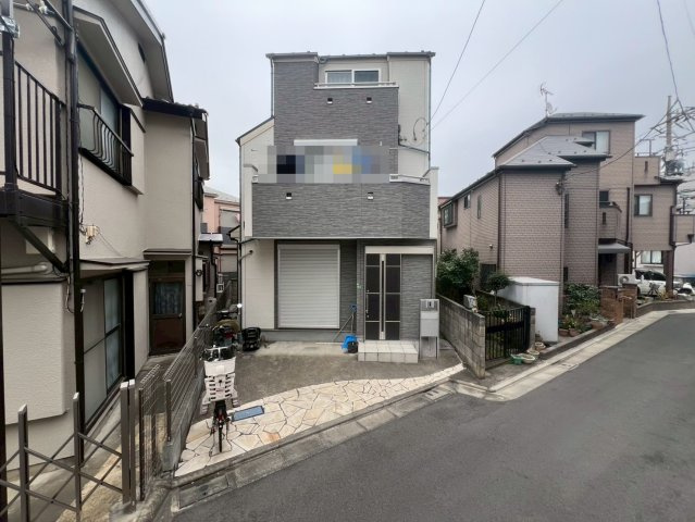 【外観】 | 練馬区春日町５丁目　中古戸建て | 洗練されたデザインが目を引く、街並みに美しく調和する外観