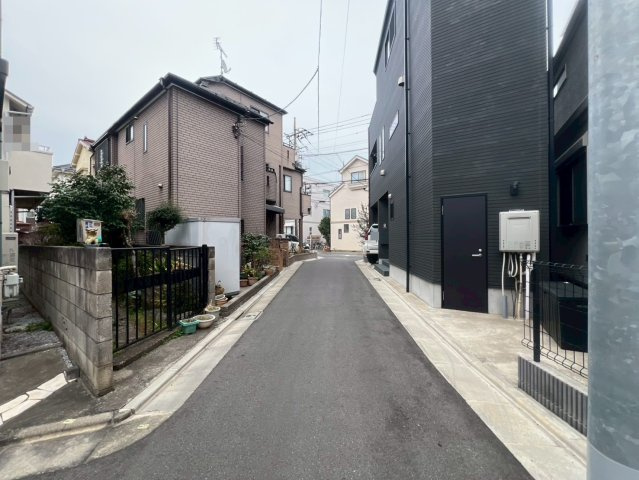 【前面道路含む現地写真】 | 練馬区春日町５丁目　中古戸建て | 見通しの良い前面道路に面し、開放感と安心感を兼ね備えた立地