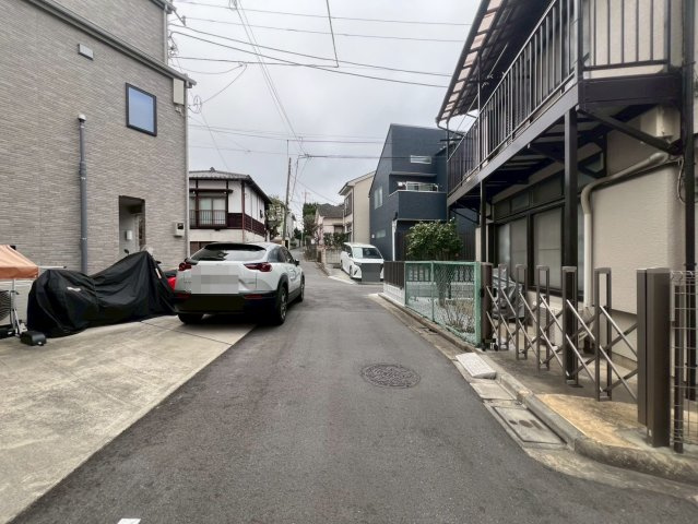 【前面道路含む現地写真】 | 練馬区春日町５丁目　中古戸建て | 落ち着いた住宅街の一角、ゆったり過ごせる住環境です