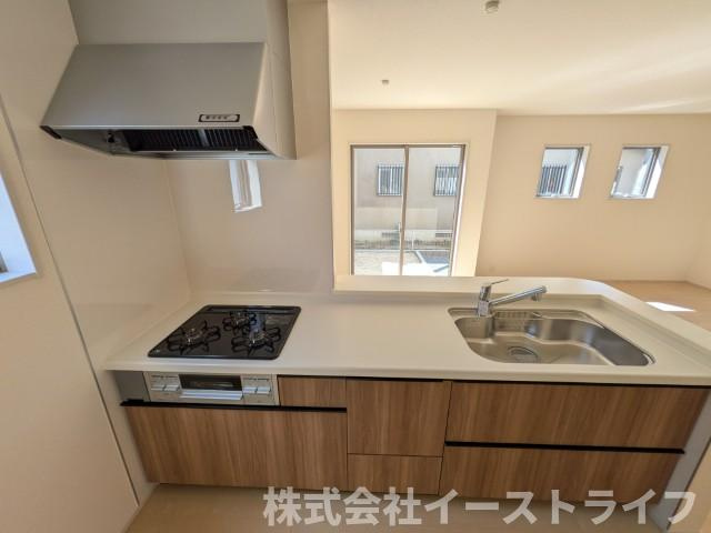 【新築戸建】　いわき市自由ヶ丘3期　全1棟のキッチン|使い勝手の良いシステムキッチンで、対面式なのでご家族との団欒にもぴったりですね(^^)/また、収納力もあるのでスッキリが実現します◎