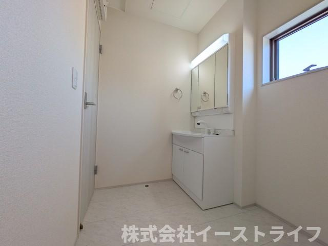 【新築戸建】　いわき市自由ヶ丘3期　全1棟の独立洗面台|同社施工写真　収納スペースが豊富で、鏡の周りには棚もあるため、洗顔用品や歯ブラシ、うがい用のコップ、整髪料、スキンケア用品、化粧品などを置いて整理することができます。