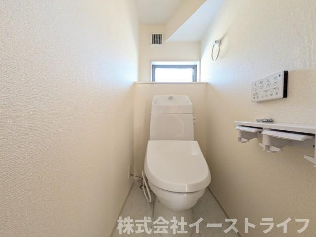 【新築戸建】　いわき市自由ヶ丘3期　全1棟のトイレ|白を基調とした、シンプルながらも落ち着くデザインです。洗浄機付き温水便座で機能性もばっちりです！1階と2階に完備されているので、朝の忙しい時間帯に困ることはありません。