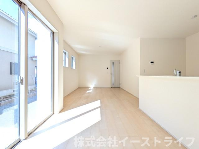 【新築戸建】　いわき市自由ヶ丘3期　全1棟の居間・リビング|一日の中で多くの時間を過すことになるリビングダイニングだからこそ、いつも穏やかな空間であることが必然。爽やかな通風と採光を存分に感じる事が出来る空間です。