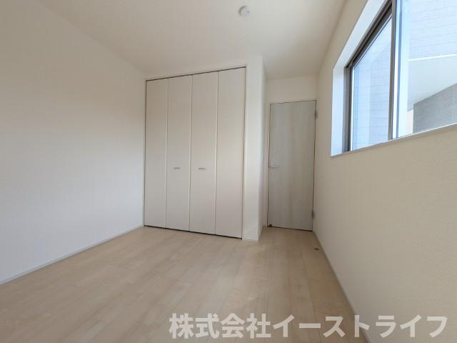 【新築戸建】　いわき市自由ヶ丘3期　全1棟の洋室|窓から日が差し込む明るい洋室。シンプルな造りなので配置するインテリア次第でお好きなお部屋の雰囲気に変えられます。