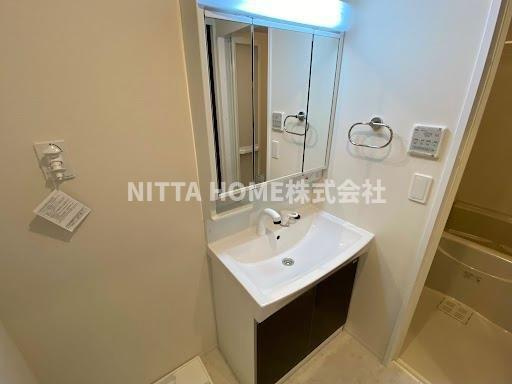 ヴィーヴル　(ｖｉｖｒｅ)の独立洗面台|三面の鏡がついた身支度に便利な独立洗髪洗面台☆彡