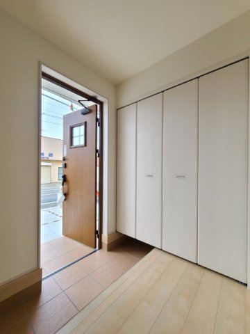 【新築戸建】　いわき市平南白土2期の玄関|同社施工写真　毎日通るきれいな玄関です