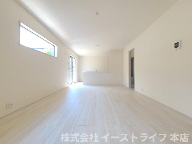 【新築戸建】　いわき市平南白土2期の居間・リビング|同社施工写真　一日の中で多くの時間を過すことになるリビングダイニングだからこそ、いつも穏やかな空間であることが必然。爽やかな通風と採光を存分に感じる事が出来る空間です。