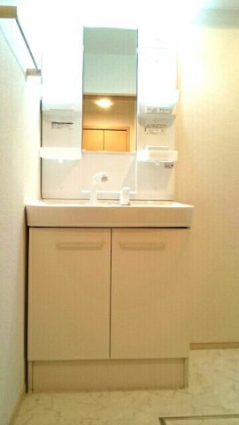 レイヤードの洗面所