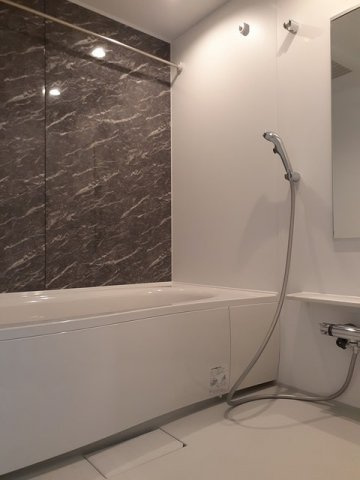 ブラン　ノワールの浴室