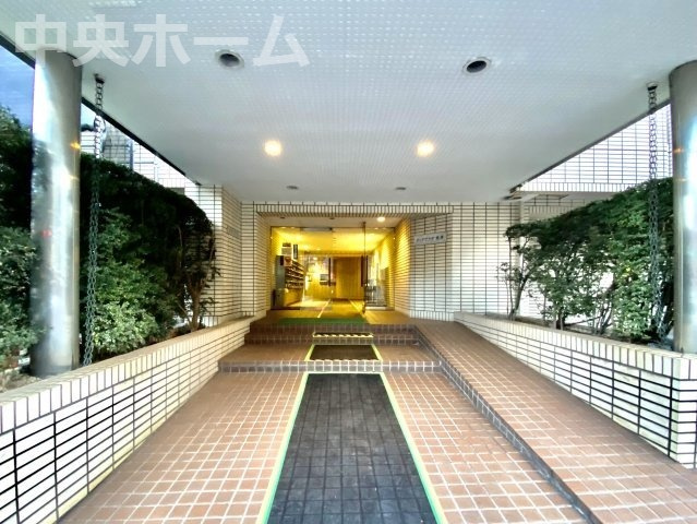 ディアプラザ根津のエントランス|【エントランス】マンションのエントランスは、その物件の印象を決める、顔とも言える場所です。毎日通る場所ですからきれいなのが良いです。