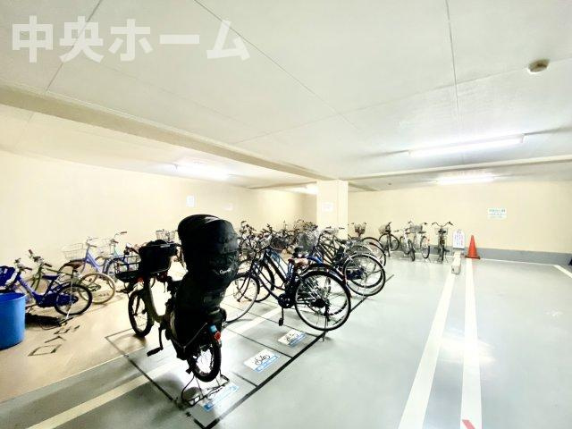 ディアプラザ根津の駐輪場|【リビングダイニング】一日の中で多くの時間を過すことになるリビングダイニングだからこそ、いつも穏やかな空間であることが必然。爽やかな通風と採光を存分に感じる事が出来る空間です。