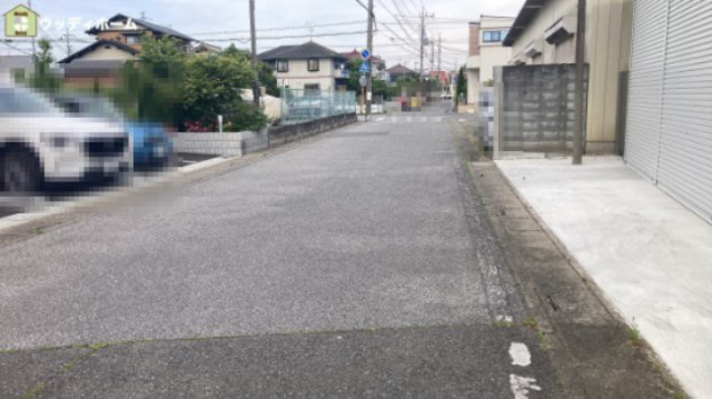 川口市三ツ和2丁目　中古一戸建ての前面道路含む現地写真